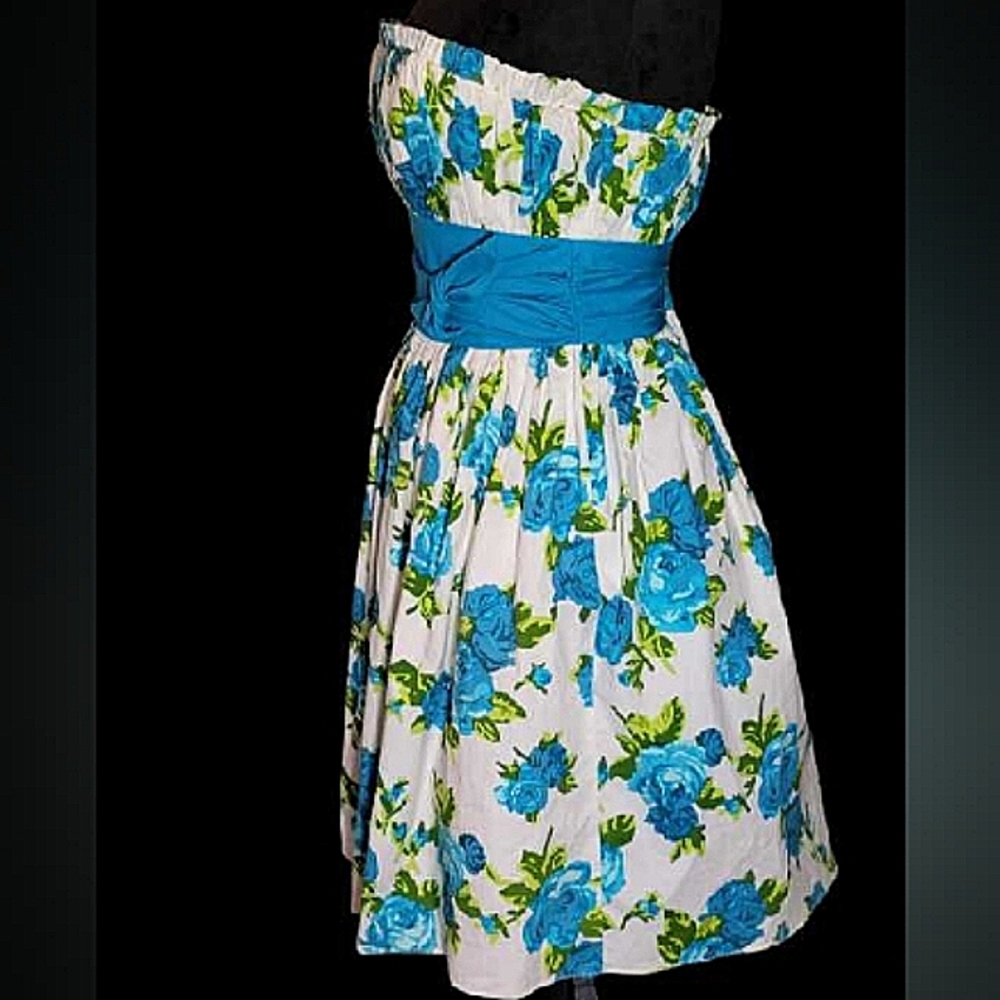 BETSEY JOHNSON Women's White / Blue Floral Strapless Fit & Flare Dress. Size 6 - Picture 3 of 8